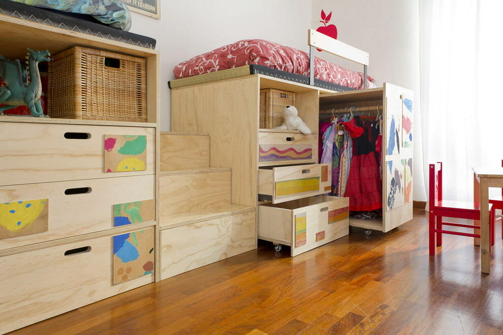 Modularno pohištvo iz vezanega lesa v otroški sobi