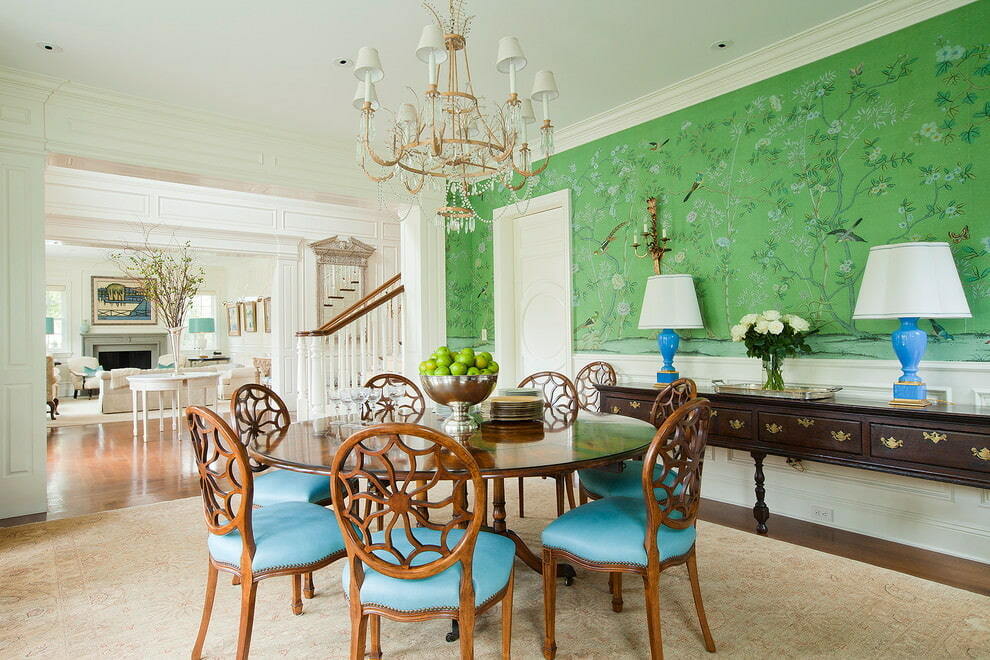 Table à manger dans une chambre avec papier peint vert