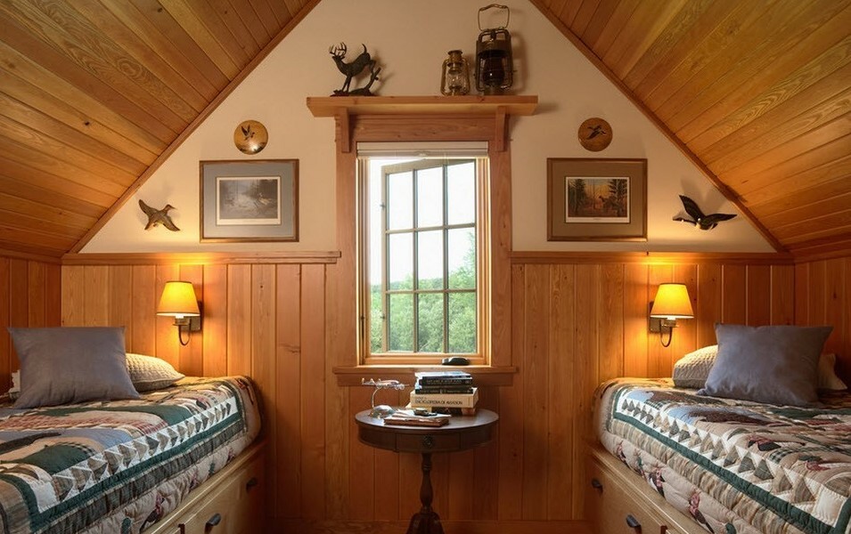 Malé okno v spálni so šikmým stropom