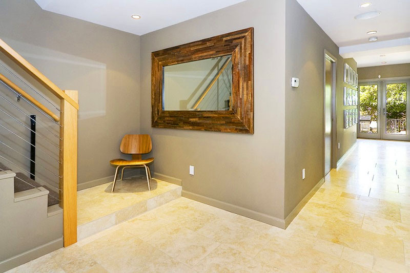 Ak je však sokel v súlade s omietnutou alebo natretou stenou, potom sa zdá, že výška miestnosti je odlišná a steny sú vizuálne zarovnané s podlahou.