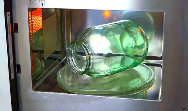 Limenke od tri litre mogu se staviti sa strane u mikrovalnu pećnicu