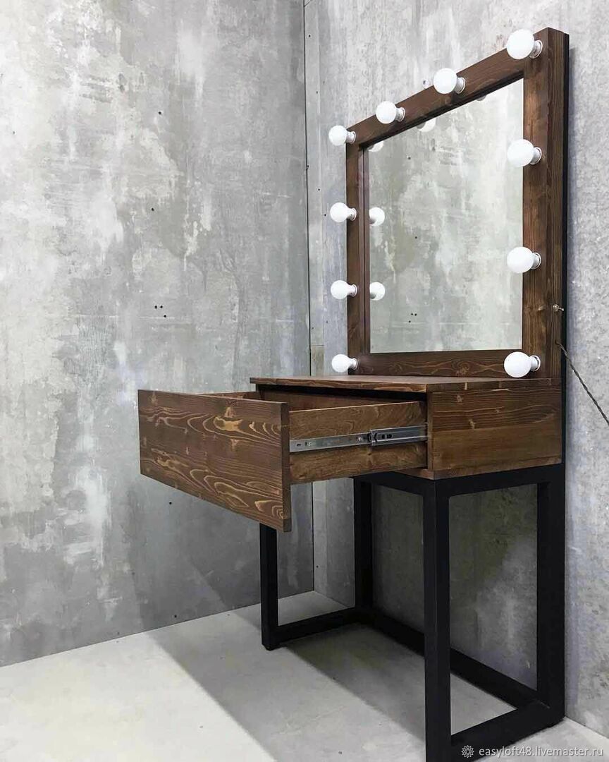 toaletni stolić s ogledalom u potkrovlju