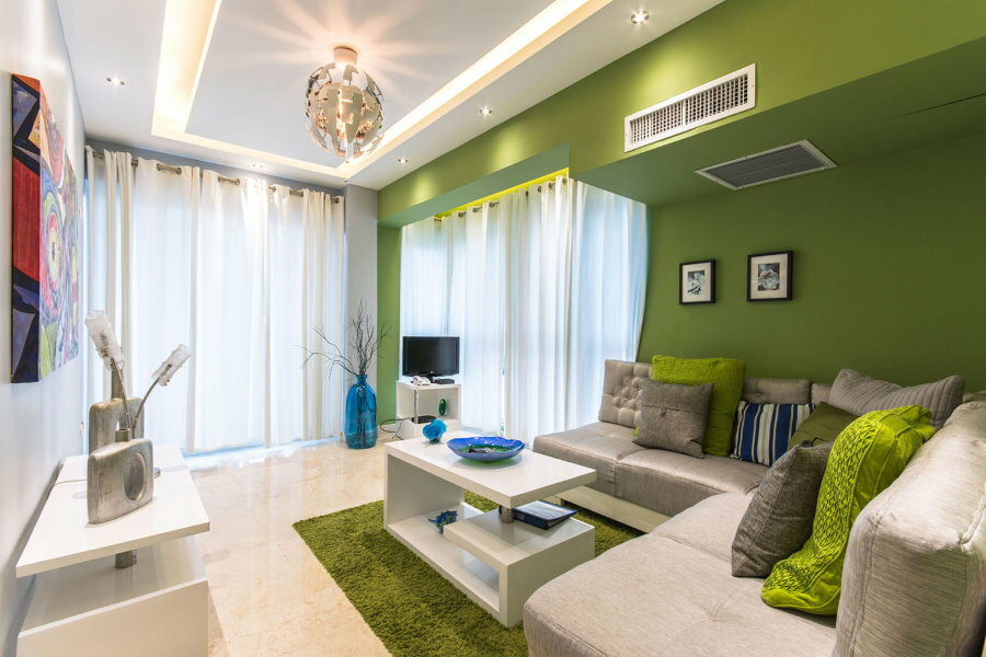 Světelné závěsy v bílé v zeleném obývacím pokoji