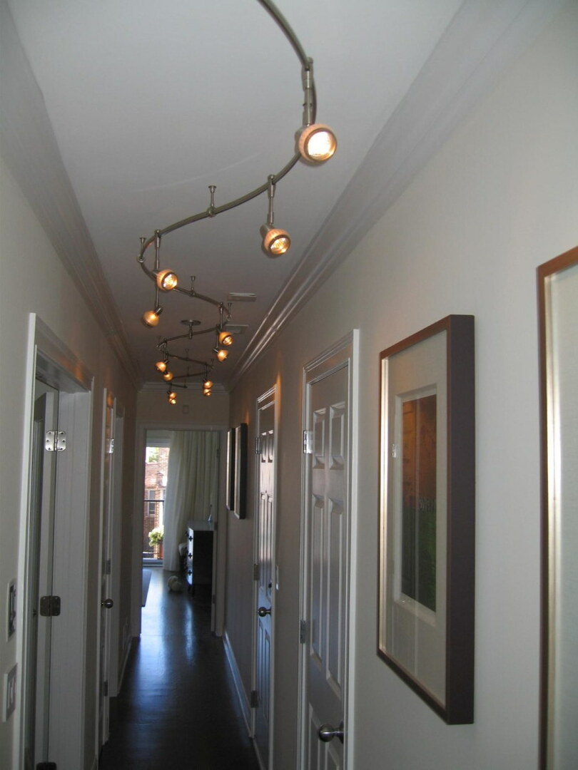 Manchas giratórias no teto de um longo corredor