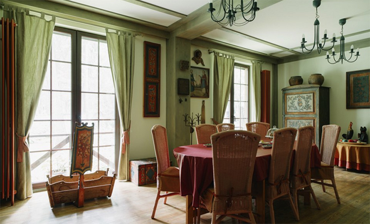 Obývacia izba s jedálňou je zariadený v mäkkom svetle zelenej gammeFOTO: liveinternet.ru