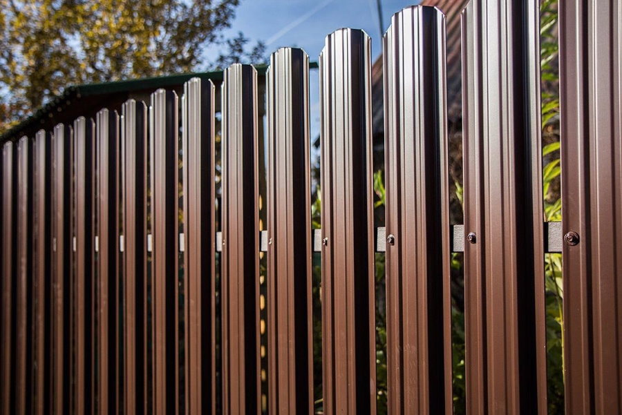 Dark brown Euroshtaketnik fence