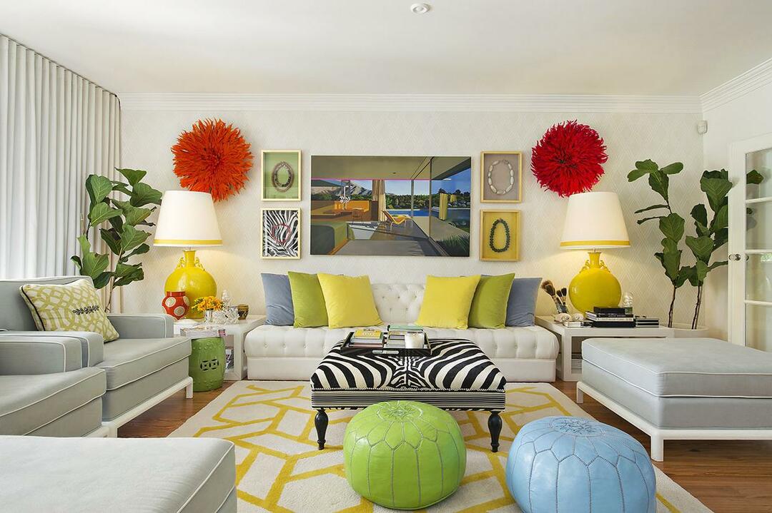 Decoração de sala de estar com papel de parede em cores claras