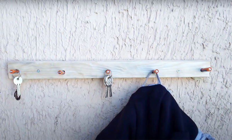 Tilbage står kun at fastgøre skinnen på væggen - og du kan bruge en improviseret bøjle til tøj og nøgler.