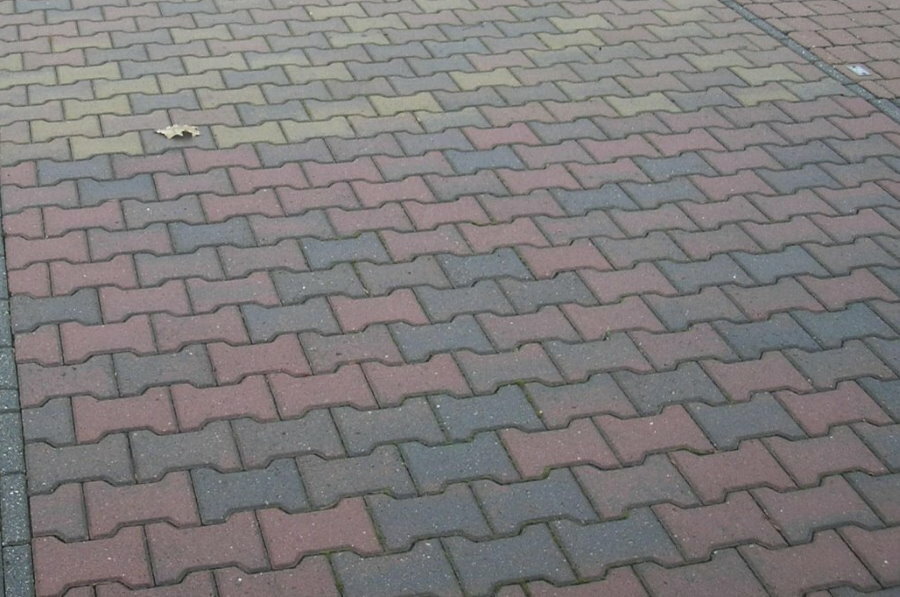 Azulejos en forma de bobina en la superficie del patio.
