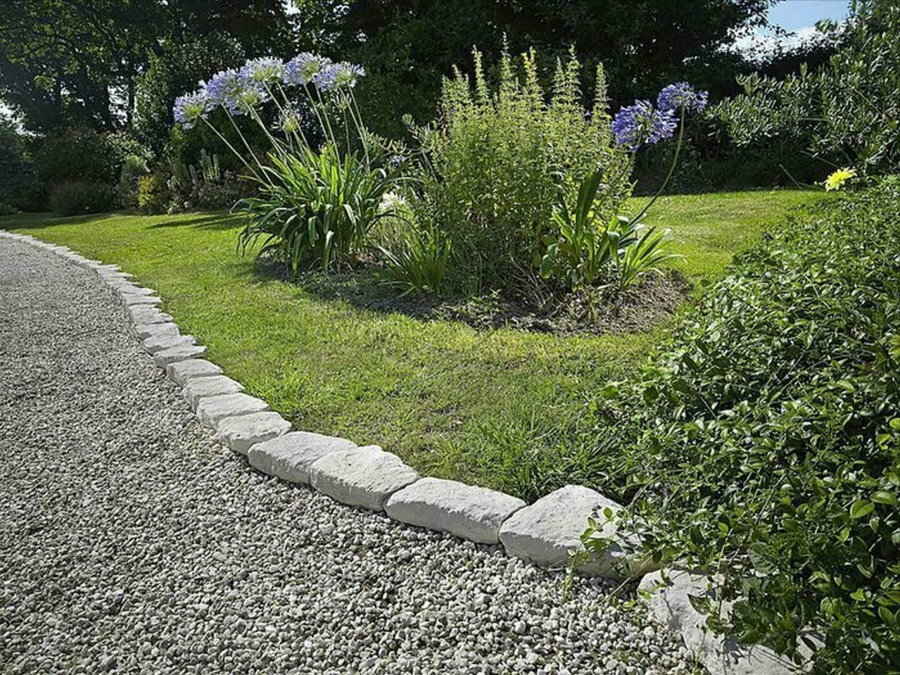 Yksinkertainen puutarhapolku, jossa on soraa