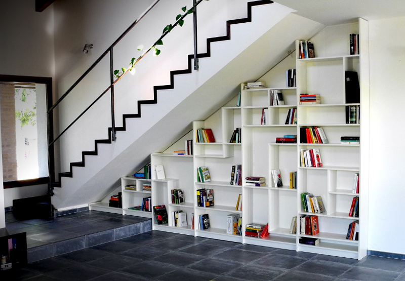 Knygų lentynos po laiptais