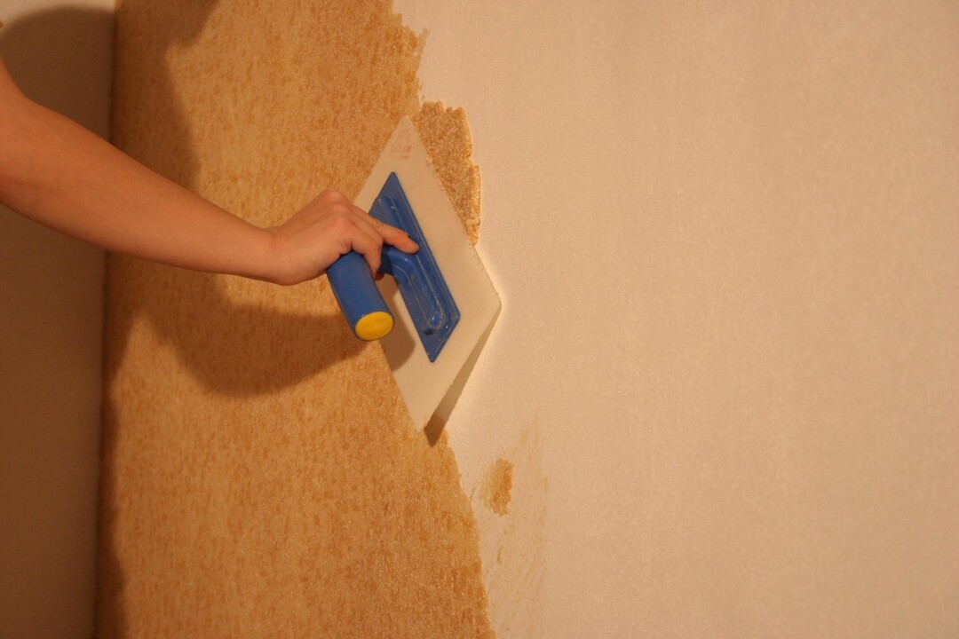 Application of liquid wallpaper with a trowel
