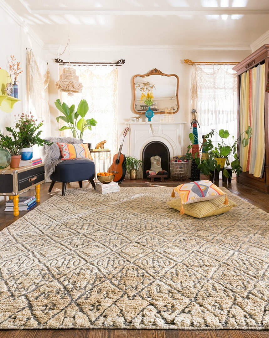 Lehký vlněný koberec v eklektickém obývacím pokoji