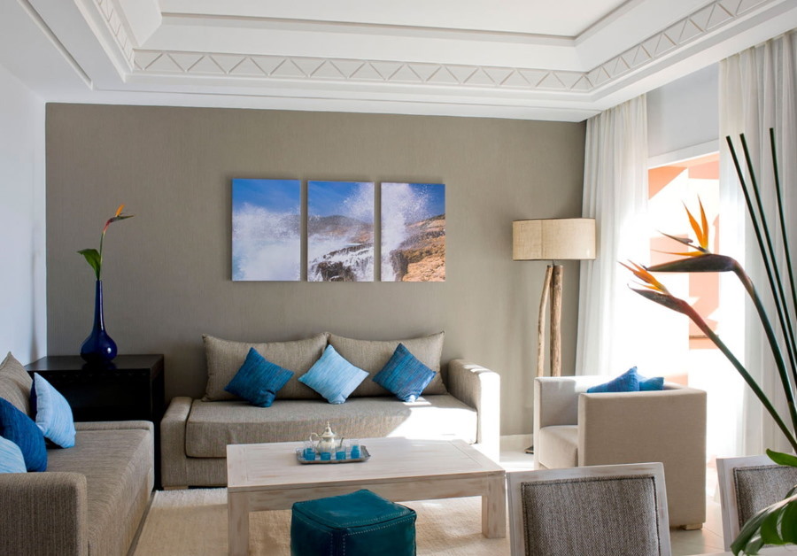 Triptyk av modulära målningar i lägenhetens vardagsrum