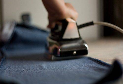 Come rimuovere il lucido dai pantaloni dal ferro e ripristinare il loro aspetto estetico?