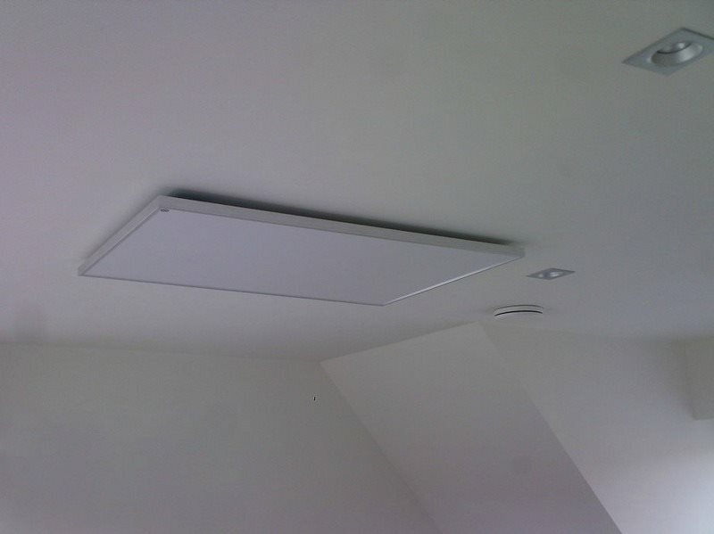 Plochý infračervený ohřívač pro strop v koupelně