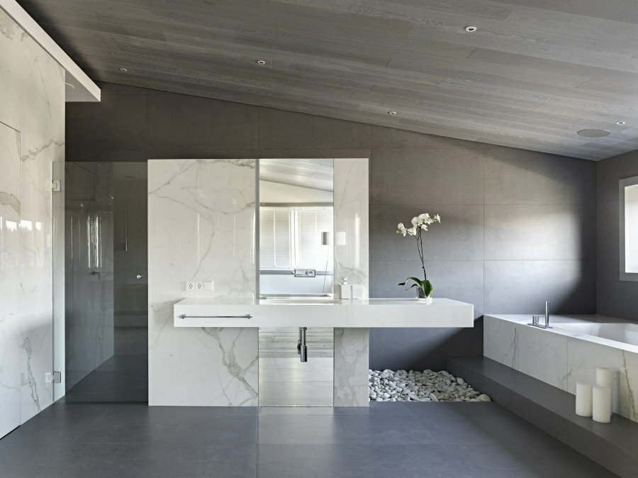 High-tech šedá povrchová úprava koupelny