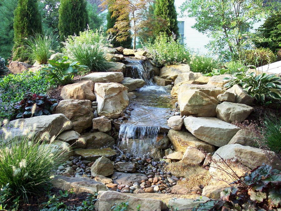 Steingarten mit Wasserfall im Garten