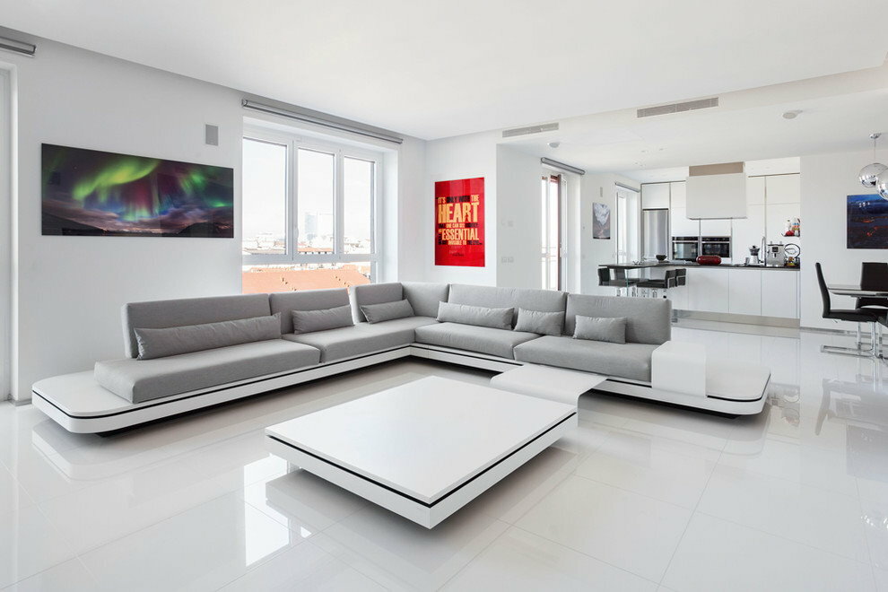 Modulární čalouněný nábytek v prostorném obývacím pokoji
