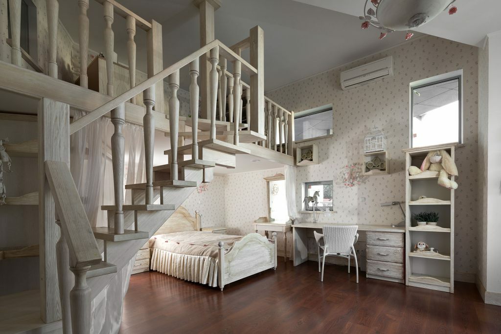 Escaleras de madera en la habitación de la niña.