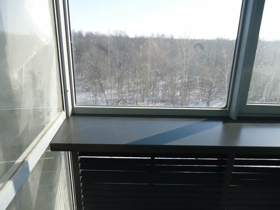Vinduskarmen i kunstglass på en innglasset balkong
