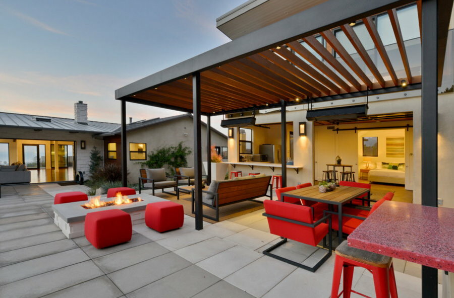 Červený nábytek na terase s pergolou