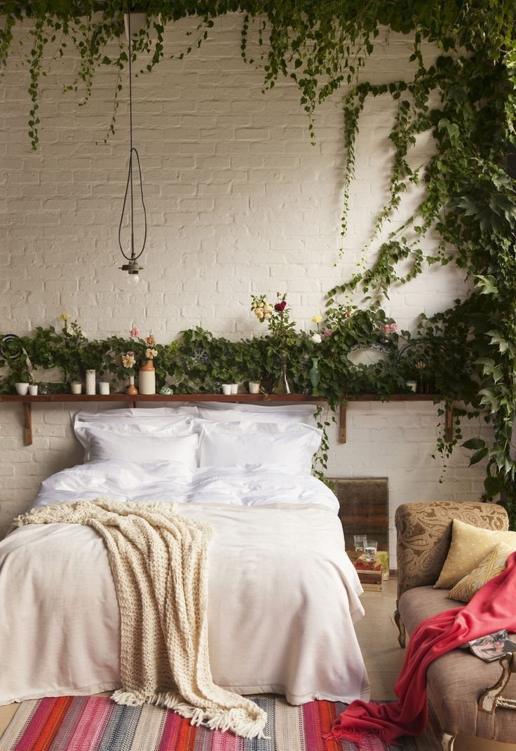 Boho tarzı yatak odasında yeşil bitkiler
