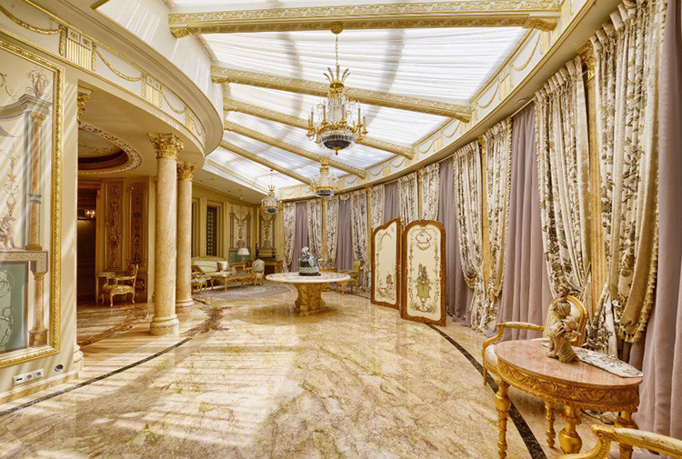 Egyedi palotaklasszikusok Alsou és Yana Abramov apartmanjaiban és rezidenciáiban