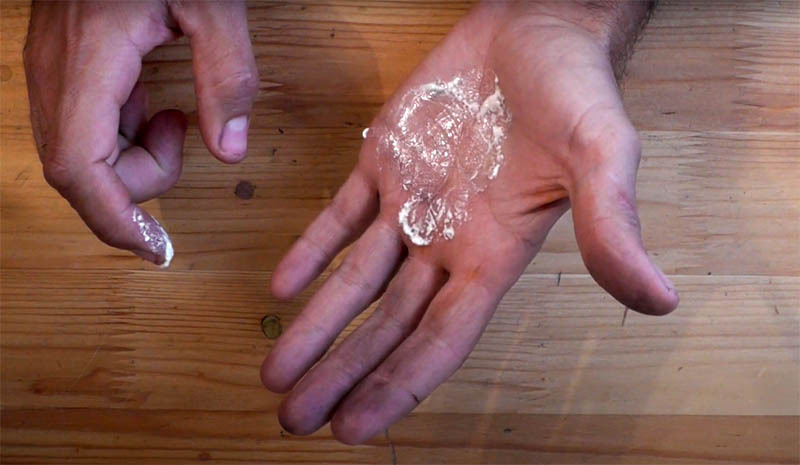 Espere até que a espuma endureça e não tente limpá-la das mãos, isso apenas a espalhará sobre uma superfície maior.