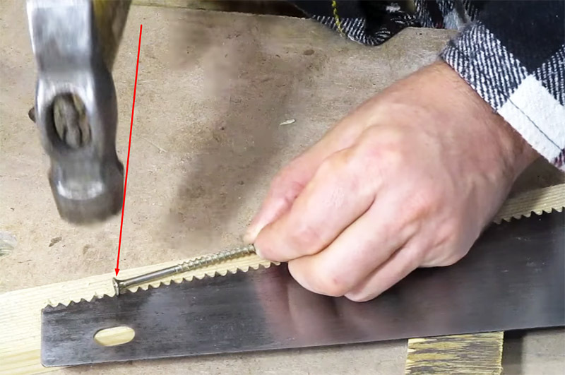 The blade is laid on the bar, and then you put the cap on the edge of the tooth and hit it with a hammer. So - through one tooth. Then the blade unfolds in a different plane and the other teeth are straightened accordingly