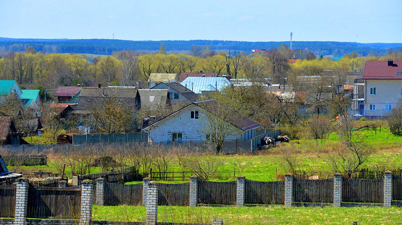 Laskesuusataja maja asub tavalises Valgevene külas