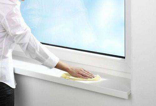 Que de laver les fenêtres en plastique et les appuis de fenêtre à la maison pour prévenir les divorces