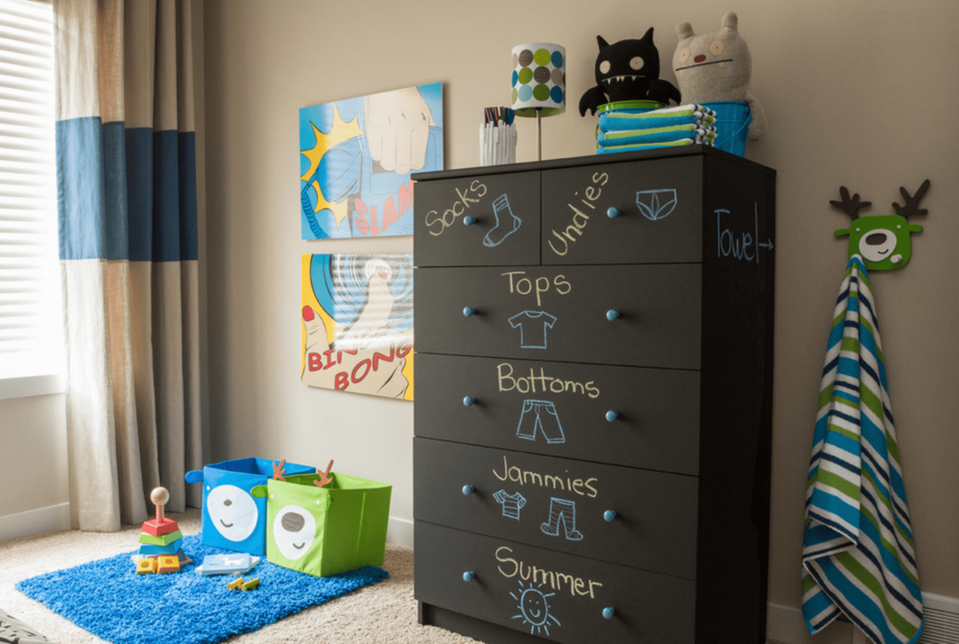 Kinderkommode: Wickel-, Kunststoff- und andere Optionen im Innenraum des Zimmers, Foto