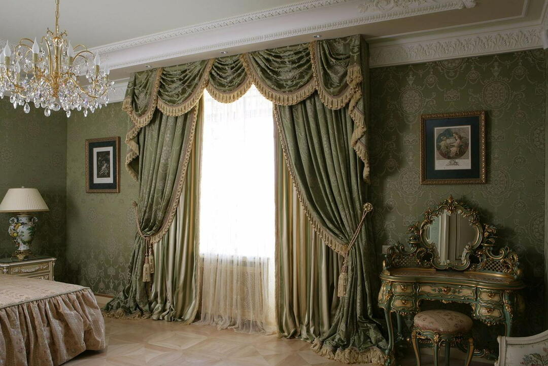 dvojne zavese v dnevni sobi v klasičnem slogu