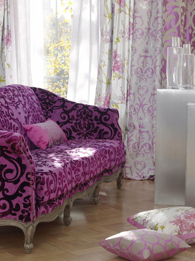 Auswahl an Vorhängen für das Wohnzimmer mit einem lila Sofa