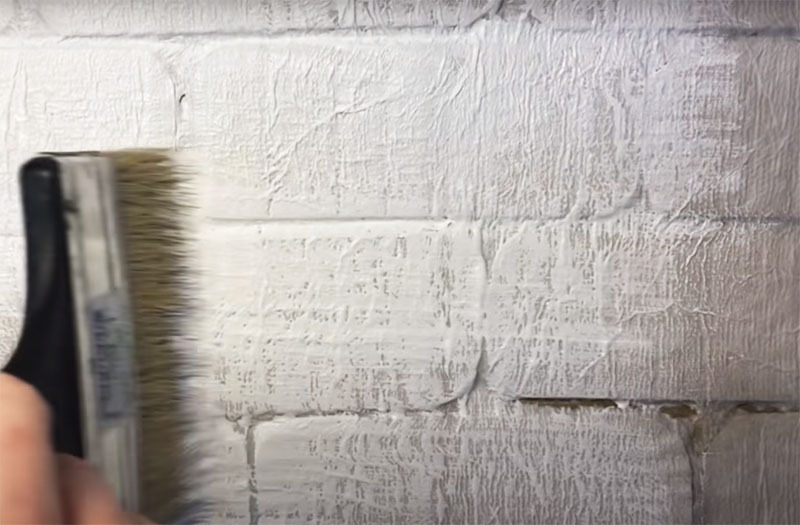 Quando i tovaglioli sono asciutti, la finta muratura può essere dipinta con vernice acrilica