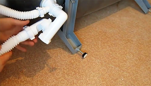 Hogyan lehet rögzíteni egy lábas kádat csempézett padlón