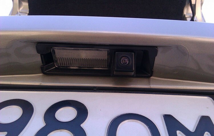 Isso coloca a câmera retroiluminada no nicho acima da placa do carro.