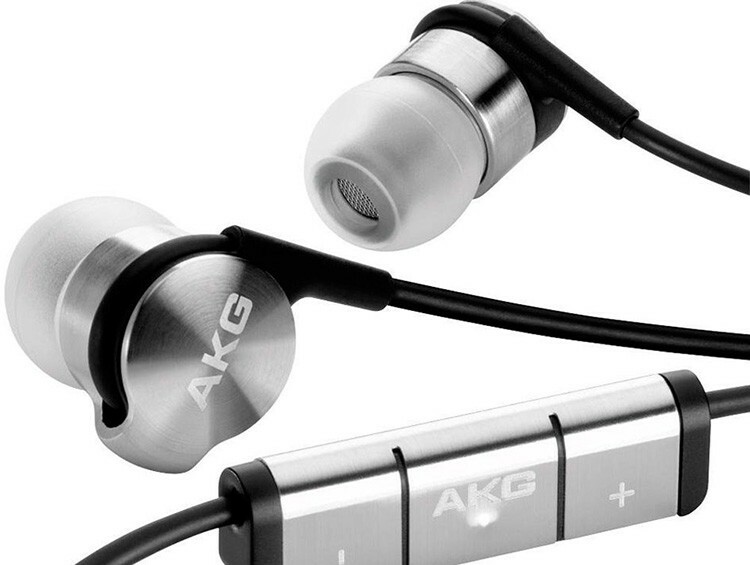 „Uši“ AKG K3003 s nízkou impedanciou (iba 8 ohmov!) Vám umožnia vytlačiť z vášho gadgetu maximum, ale vysoké zaťaženie ich rýchlo deaktivuje