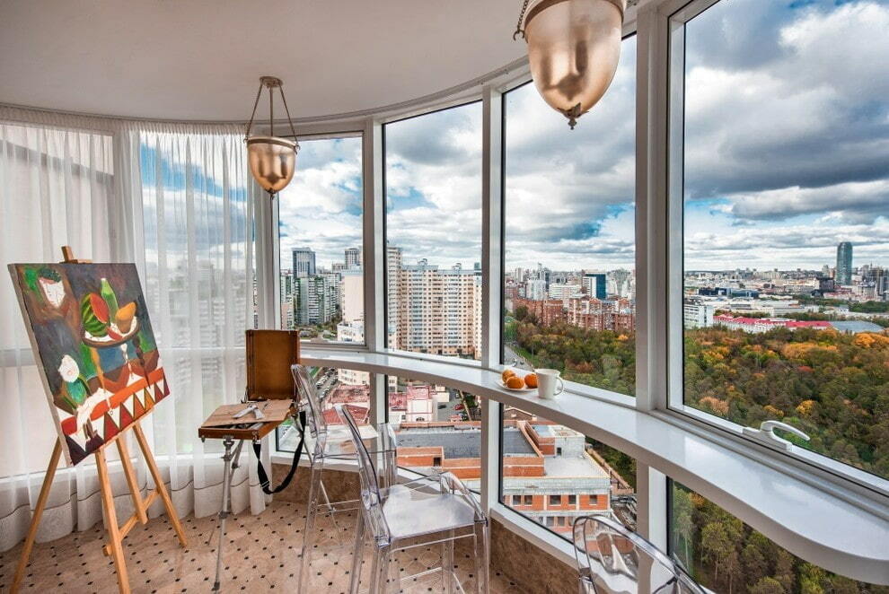 Smal bardisk på et balkongvindu med panoramautsikt