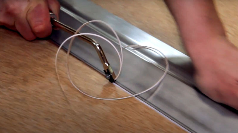 Em seguida, no local da costura, um chanfro é selecionado com uma ferramenta especial, na qual o cabo de soldagem ficará