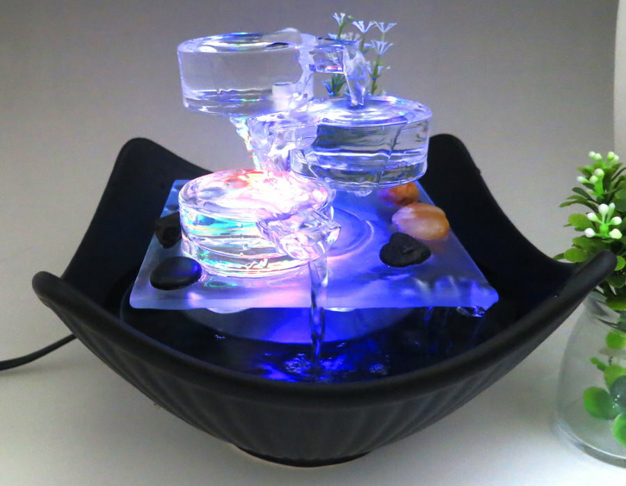 Kompakt model af et dekorativt springvand
