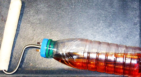 O design é intuitivo. Um tubo conecta o rolo e o frasco de tinta. A tinta não vem de fora, mas de dentro do rolo, de modo que pingos e manchas não se formam