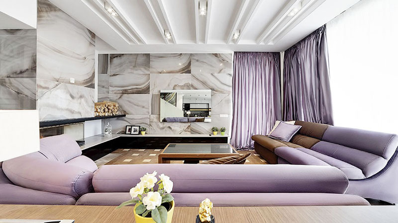 Flīzes uz dzīvojamās istabas sienām imitē dabisko marmoru