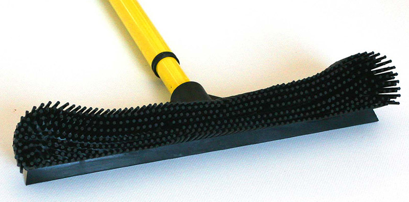 Gumijas birste - uzlabo tīrīšanas procesa kvalitāti, pateicoties smalko gružu un putekļu pielipšanai pie sariem