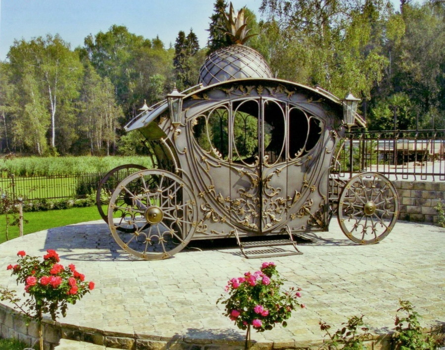 Gazebo forjado na forma de uma velha carruagem
