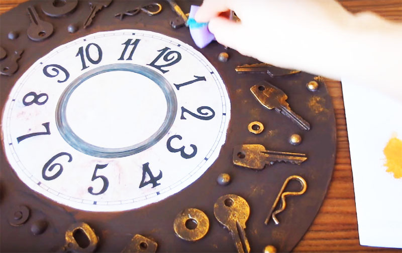 🕰 How to make an original wall clock from fiberboard, glue and old keys