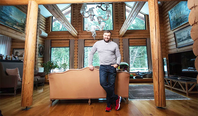 Mikhail Porechenkov and his unusual house: location, project, design, decoration, materials, furniture, lighting