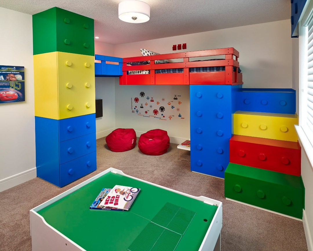 Bērnu mēbeles stilā Lego zēna istabā