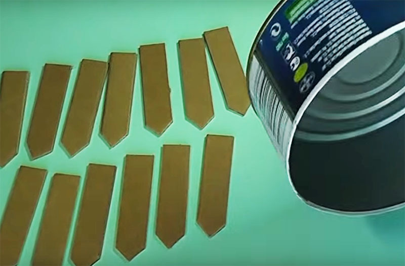 Sharpen each piece of cardboard from one edge so that it looks like a picket fence